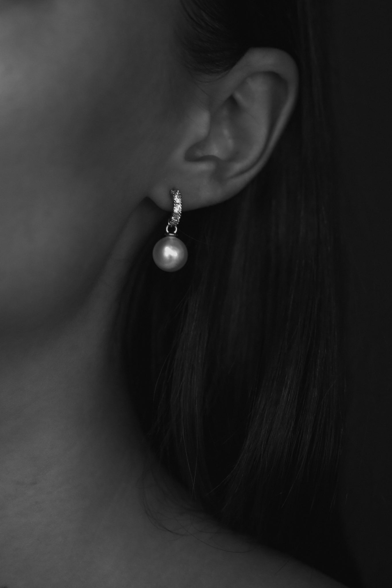 Close up of the rhinestone and pearl huggie bridal earring